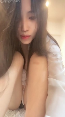 黄色战袍校花女神「甜奶汐」，让人梆硬的身材，一看就是个淫妇，白虎馒头逼，不干个几个小时满足不了！ 截图1