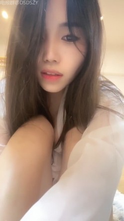 黄色战袍校花女神「甜奶汐」，让人梆硬的身材，一看就是个淫妇，白虎馒头逼，不干个几个小时满足不了！ 截图6