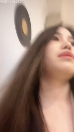 黄色战袍校花女神「甜奶汐」，让人梆硬的身材，一看就是个淫妇，白虎馒头逼，不干个几个小时满足不了！ 截图7