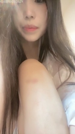 黄色战袍校花女神「甜奶汐」，让人梆硬的身材，一看就是个淫妇，白虎馒头逼，不干个几个小时满足不了！ 截图8