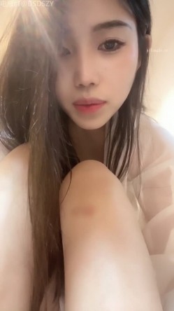 黄色战袍校花女神「甜奶汐」，让人梆硬的身材，一看就是个淫妇，白虎馒头逼，不干个几个小时满足不了！ 截图9