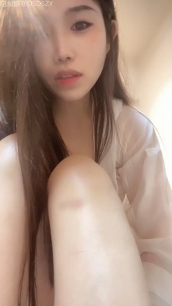 黄色战袍校花女神「甜奶汐」，让人梆硬的身材，一看就是个淫妇，白虎馒头逼，不干个几个小时满足不了！ 截图10