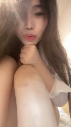黄色战袍校花女神「甜奶汐」，让人梆硬的身材，一看就是个淫妇，白虎馒头逼，不干个几个小时满足不了！ 截图11