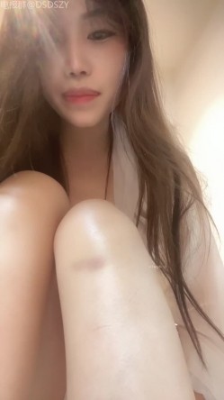 黄色战袍校花女神「甜奶汐」，让人梆硬的身材，一看就是个淫妇，白虎馒头逼，不干个几个小时满足不了！ 截图13