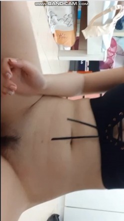 堪比果条 ️的网络招聘模特视频面试被泄露流出明星气质美女黄X惠360度裸露特写，附生活照 截图1
