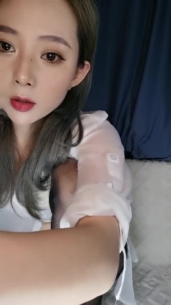 气质浓妆美御姐！衬衣黑丝激情操逼！无毛骚穴特写吃屌，骑乘位深插骚穴，张开双腿猛怼，搞舒服了 截图1