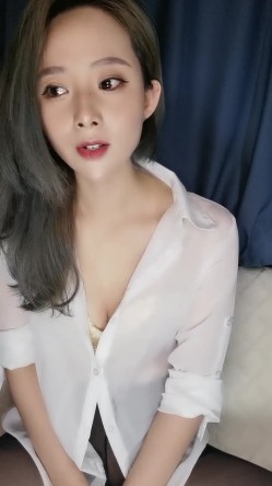 气质浓妆美御姐！衬衣黑丝激情操逼！无毛骚穴特写吃屌，骑乘位深插骚穴，张开双腿猛怼，搞舒服了 截图2