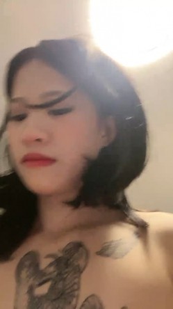 满身纹身小情侣，日常性爱女上位打桩，手持镜头无套啪啪操逼内射特写 截图5