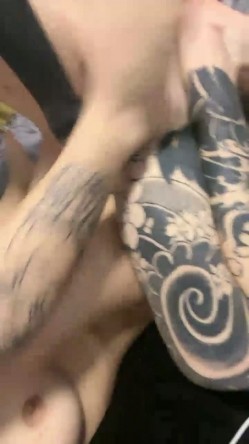 满身纹身小情侣，日常性爱女上位打桩，手持镜头无套啪啪操逼内射特写 截图12