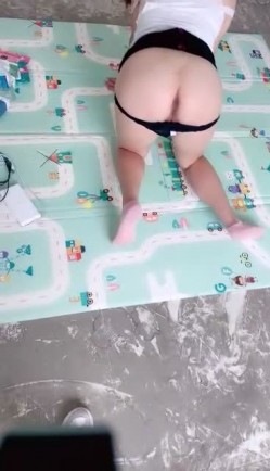 烂尾楼里草风骚婊妹，露脸大骚奶子自己拿着吃，让小哥玩逼口交大鸡巴，毛坯房里多体位蹂躏抽插，浪叫呻吟 截图1