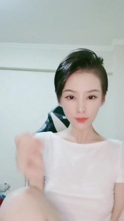 短发酷酷中性小姐姐腰细大长腿自慰秀，撩起衣服揉捏奶子，张开双腿掰穴特写，玻璃棒黄瓜进进出出抽插 截图1