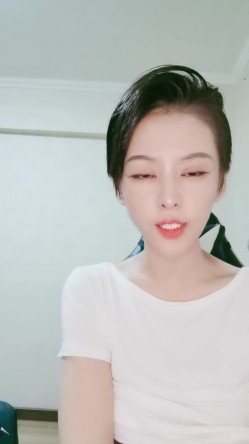 短发酷酷中性小姐姐腰细大长腿自慰秀，撩起衣服揉捏奶子，张开双腿掰穴特写，玻璃棒黄瓜进进出出抽插 截图2