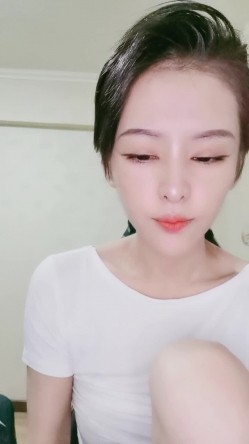 短发酷酷中性小姐姐腰细大长腿自慰秀，撩起衣服揉捏奶子，张开双腿掰穴特写，玻璃棒黄瓜进进出出抽插 截图4