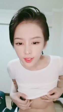 短发酷酷中性小姐姐腰细大长腿自慰秀，撩起衣服揉捏奶子，张开双腿掰穴特写，玻璃棒黄瓜进进出出抽插 截图6