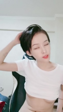 短发酷酷中性小姐姐腰细大长腿自慰秀，撩起衣服揉捏奶子，张开双腿掰穴特写，玻璃棒黄瓜进进出出抽插 截图7