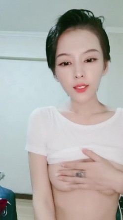 短发酷酷中性小姐姐腰细大长腿自慰秀，撩起衣服揉捏奶子，张开双腿掰穴特写，玻璃棒黄瓜进进出出抽插 截图8