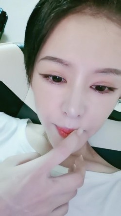 短发酷酷中性小姐姐腰细大长腿自慰秀，撩起衣服揉捏奶子，张开双腿掰穴特写，玻璃棒黄瓜进进出出抽插 截图14