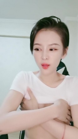短发酷酷中性小姐姐腰细大长腿自慰秀，撩起衣服揉捏奶子，张开双腿掰穴特写，玻璃棒黄瓜进进出出抽插 截图16