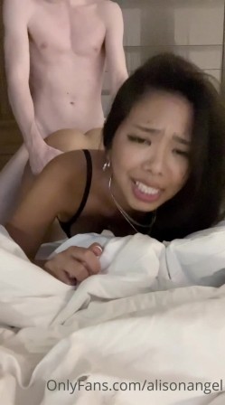 《精品泄密 反差高材生》露脸才是王道！极品翘臀留学生Alison下海私拍~握着大肉棍爱不释手 截图8