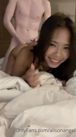 《精品泄密 反差高材生》露脸才是王道！极品翘臀留学生Alison下海私拍~握着大肉棍爱不释手 截图9