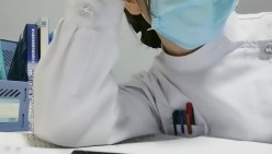 唐山某医院，深夜神经内科值班室，【薛定谔的猫】极品小护士，大姨妈期间还要自慰，淫水混合血水一起淌 截图5