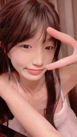 你浅浅的微笑就像乌梅子酱！【呜崽酱】19岁学妹在酒店~小妹妹这么瘦，胸却是又大又圆又挺 截图1