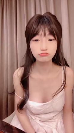 你浅浅的微笑就像乌梅子酱！【呜崽酱】19岁学妹在酒店~小妹妹这么瘦，胸却是又大又圆又挺 截图2