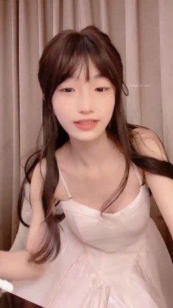 你浅浅的微笑就像乌梅子酱！【呜崽酱】19岁学妹在酒店~小妹妹这么瘦，胸却是又大又圆又挺 截图3