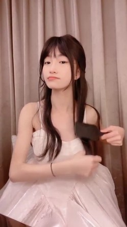 你浅浅的微笑就像乌梅子酱！【呜崽酱】19岁学妹在酒店~小妹妹这么瘦，胸却是又大又圆又挺 截图4