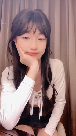 你浅浅的微笑就像乌梅子酱！【呜崽酱】19岁学妹在酒店~小妹妹这么瘦，胸却是又大又圆又挺 截图16