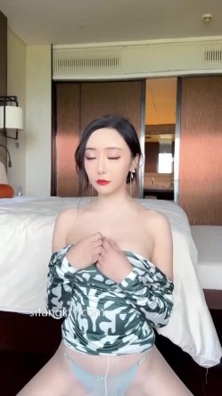 【极品女神 ️超级核弹】秀人顶级女神『王馨瑶』最新原版高清魅惑大放送 蓝色情趣 紧身长裙 唯美性感 截图7