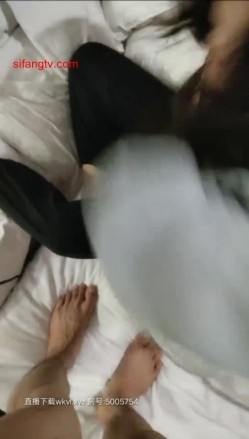 几个00后小姐姐和几个小鲜肉的淫乱场 妹子不是很漂亮 但是特别纯 下面太紧了小鲜肉不知分寸 看她难受的表情 截图1