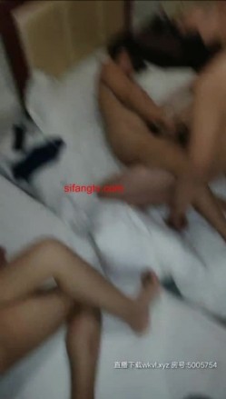 几个00后小姐姐和几个小鲜肉的淫乱场 妹子不是很漂亮 但是特别纯 下面太紧了小鲜肉不知分寸 看她难受的表情 截图6