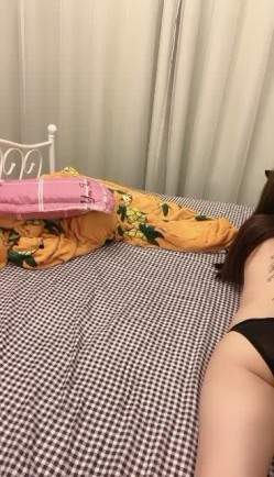 俩00后卡哇伊纹身妹：露小贫乳，情趣开档内裤小露逼逼 截图12