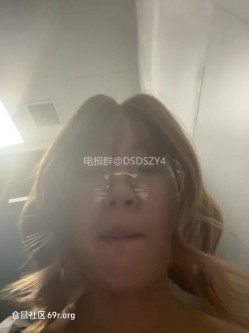️极品眼镜骚妹【xiaomugouya】非常反差的肥臀眼镜妹子白丝黑丝跳蛋自慰 截图2