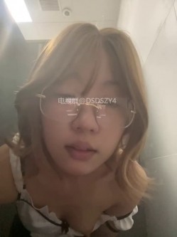 ️极品眼镜骚妹【xiaomugouya】非常反差的肥臀眼镜妹子白丝黑丝跳蛋自慰 截图10