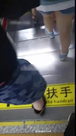 街射【辽宁色魔】地铁口尾随掏出鸡巴 射精在小姐姐身 截图2