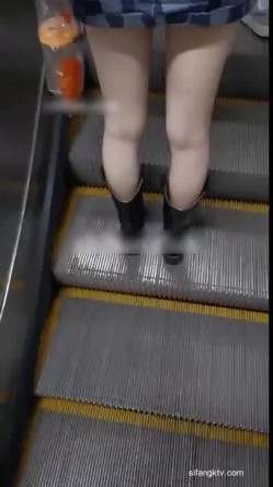 街射【辽宁色魔】地铁口尾随掏出鸡巴 射精在小姐姐身 截图3