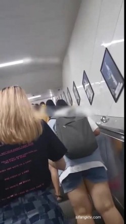 街射【辽宁色魔】地铁口尾随掏出鸡巴 射精在小姐姐身 截图4