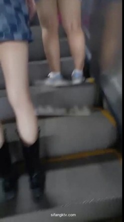 街射【辽宁色魔】地铁口尾随掏出鸡巴 射精在小姐姐身 截图6