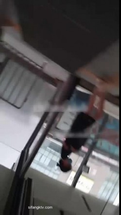 街射【辽宁色魔】地铁口尾随掏出鸡巴 射精在小姐姐身 截图11