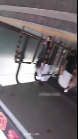 街射【辽宁色魔】地铁口尾随掏出鸡巴 射精在小姐姐身 截图12