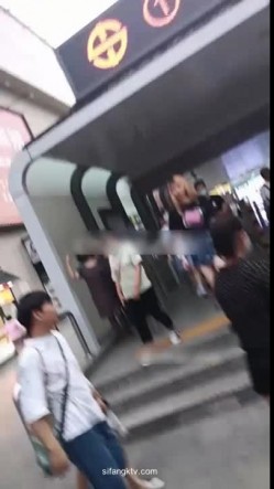 街射【辽宁色魔】地铁口尾随掏出鸡巴 射精在小姐姐身 截图13