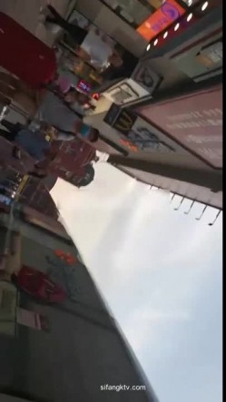 街射【辽宁色魔】地铁口尾随掏出鸡巴 射精在小姐姐身 截图14