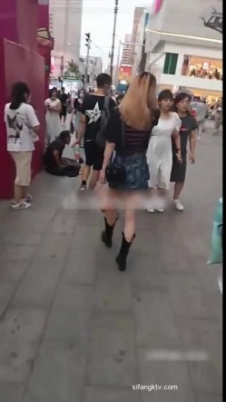 街射【辽宁色魔】地铁口尾随掏出鸡巴 射精在小姐姐身 截图16