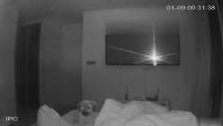 黑客破解家庭网络摄像头偷拍 ️大奶美女和男友激情啪啪 小狗在后面拆家咬被子 截图1