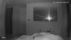 黑客破解家庭网络摄像头偷拍 ️大奶美女和男友激情啪啪 小狗在后面拆家咬被子 截图3