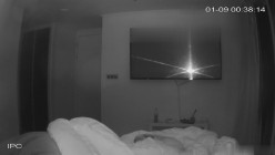 黑客破解家庭网络摄像头偷拍 ️大奶美女和男友激情啪啪 小狗在后面拆家咬被子 截图4