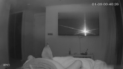 黑客破解家庭网络摄像头偷拍 ️大奶美女和男友激情啪啪 小狗在后面拆家咬被子 截图5