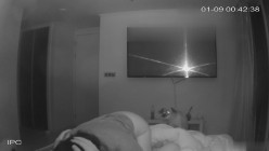 黑客破解家庭网络摄像头偷拍 ️大奶美女和男友激情啪啪 小狗在后面拆家咬被子 截图6